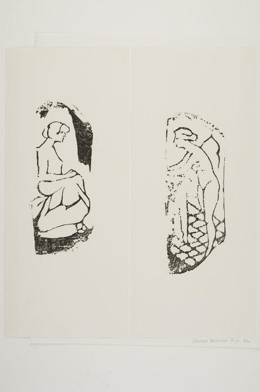 Femme assise de profil