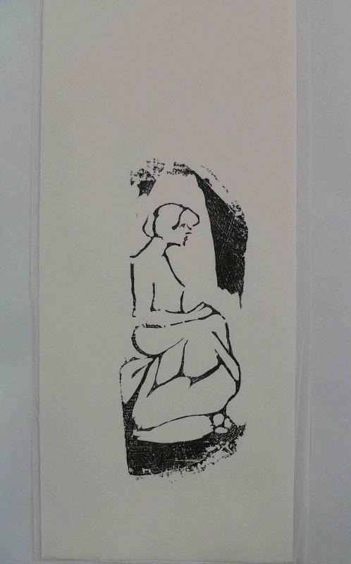 Femme assise de profil