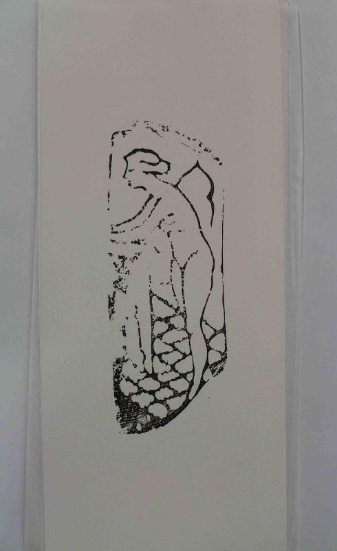 Femme debout à sa toilette