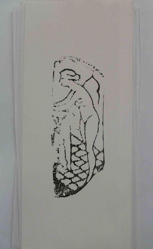 Femme debout à sa toilette