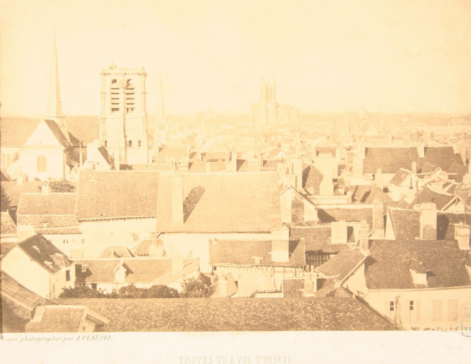Troyes vue à vol d'oiseau : les églises Sainte-Madeleine, Saint-Rémi, Saint-Nizier, la cathédrale et Saint-Urbain, et l'hôtel de ville