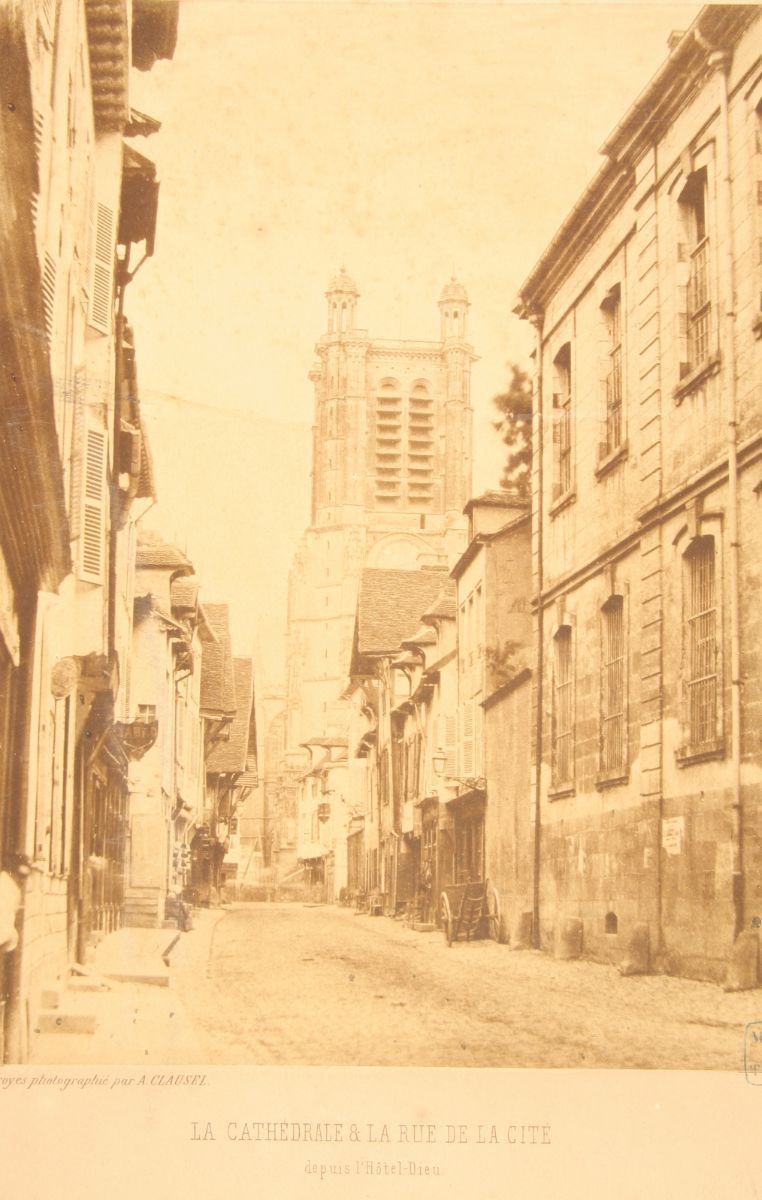 Troyes, la cathédrale et la rue de la Cité depuis l'Hôtel-Dieu