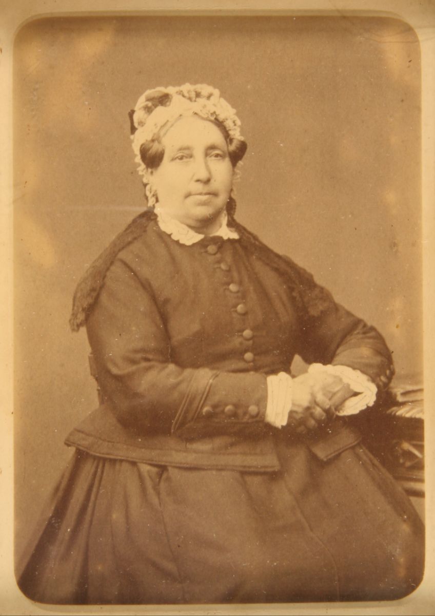 Portrait de femme assise