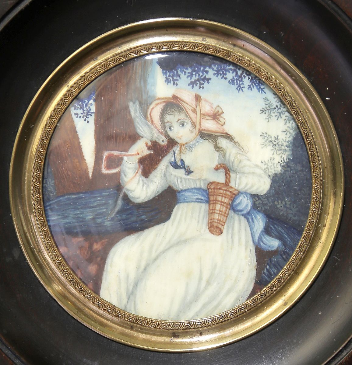 Femme assise dans son jardin tenant une colombe