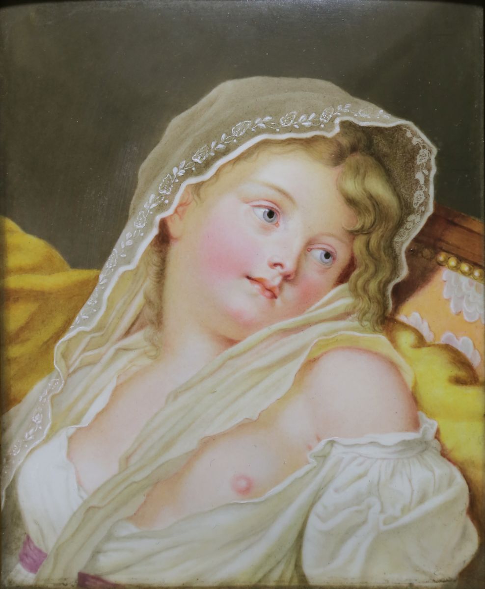 Femme en buste coiffée d'un voile
