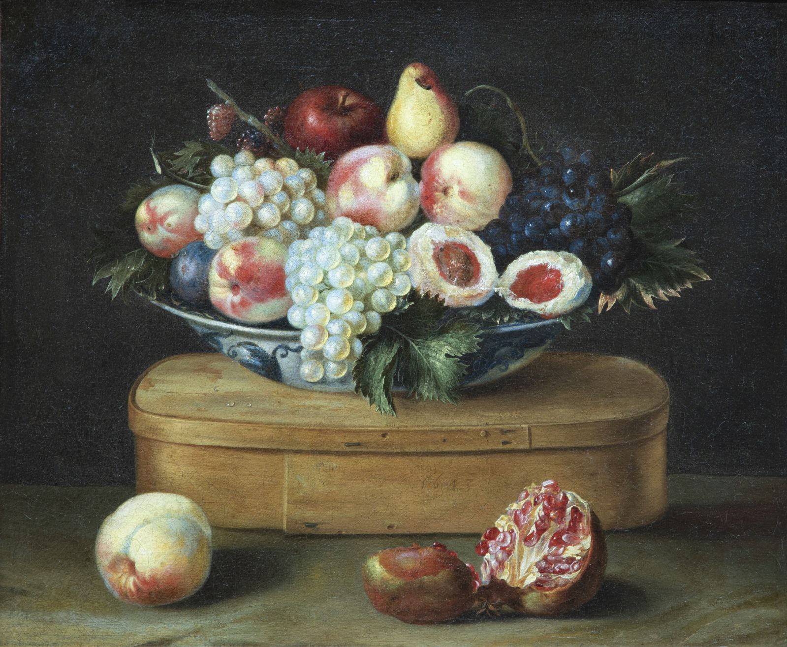Nature morte au bol Wan Li ; Nature morte aux raisins, pêches, mûres, une poire et une pomme dans un bol Wan Li posé sur une boîte en bouleau, avec une pêche et une grenade sur le rebord (autre titre)