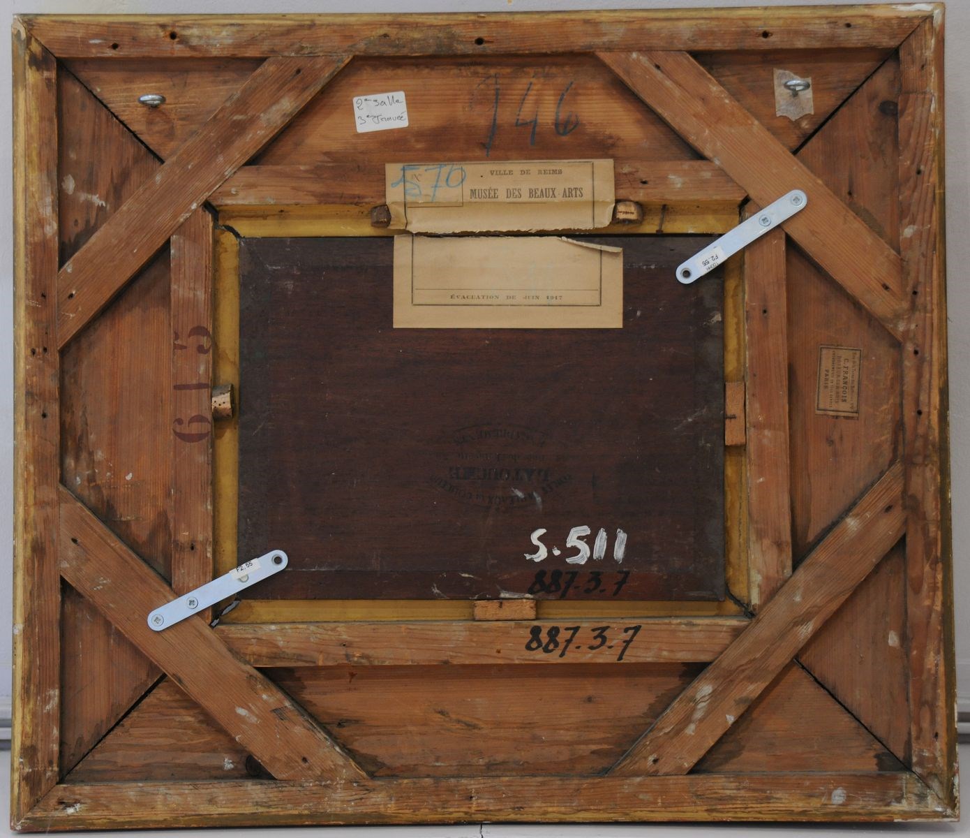 Vaches et moutons au bord d'une mare