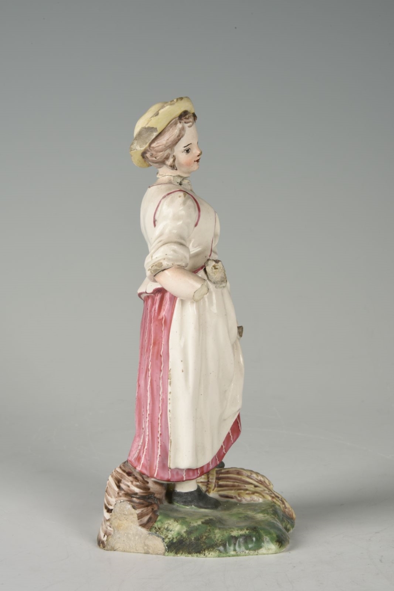 Paysanne à la gerbe de blé (titre attribué) ; statuette