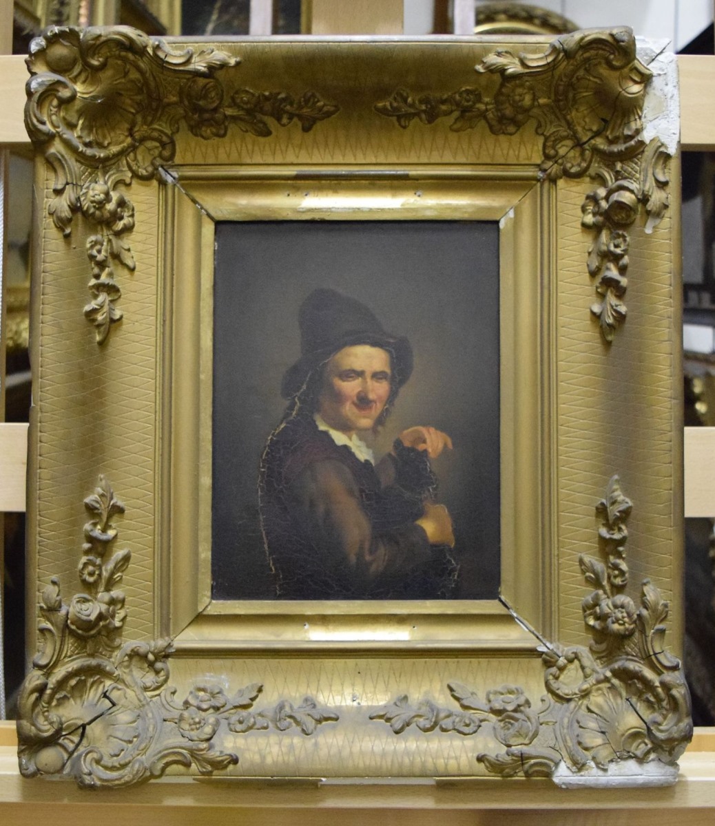 Homme tenant un petit chien dans ses bras ; Homme au petit chien