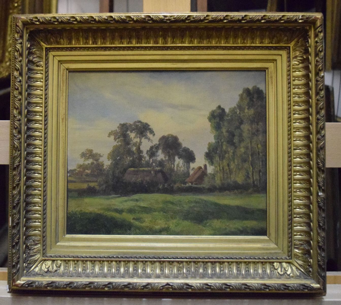 Paysage avec vue de ferme à travers les arbres