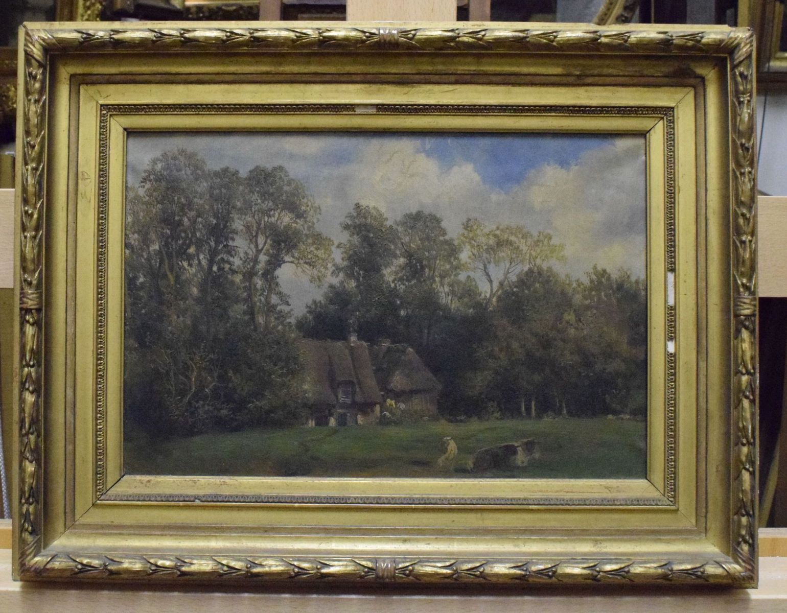 Ferme près d'une forêt