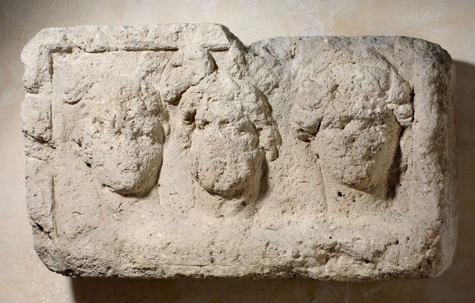 Bas-relief tricéphale