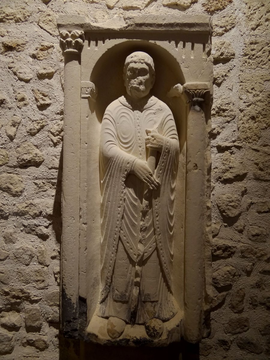 Fragment du tombeau d'Odon (titre attribué) ; Monument funéraire d'un abbé (titre inscrit à l'inventaire)