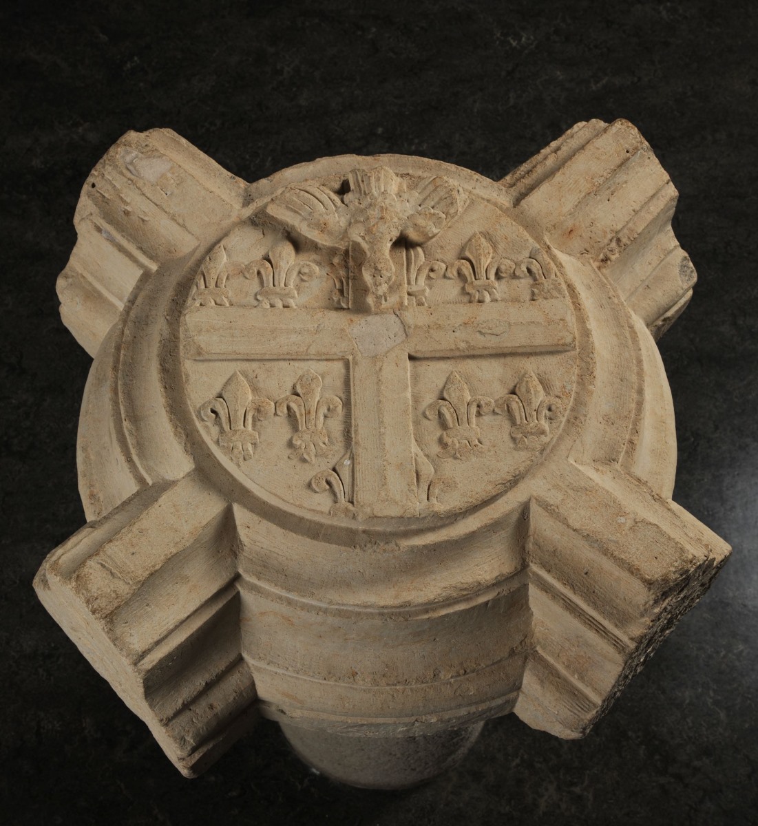 Clef de voûte aux armoiries de l'abbaye Saint-Remi