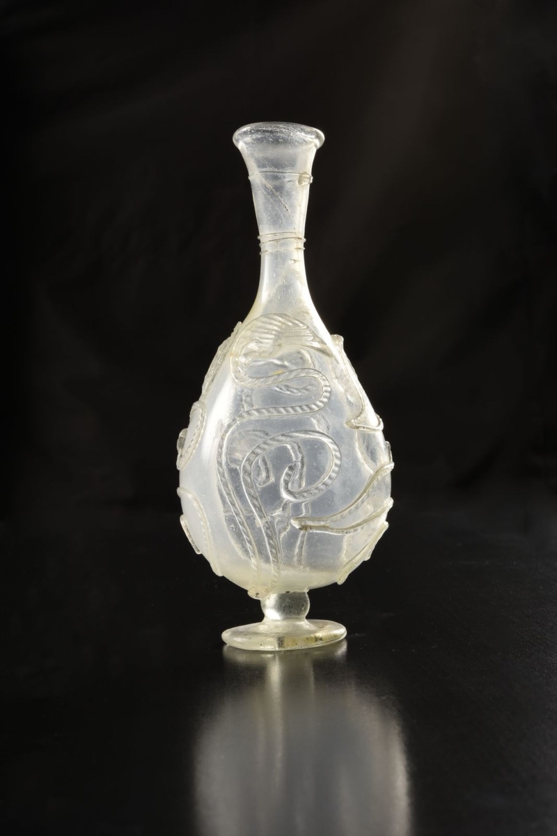 Bouteille à décor serpentiforme