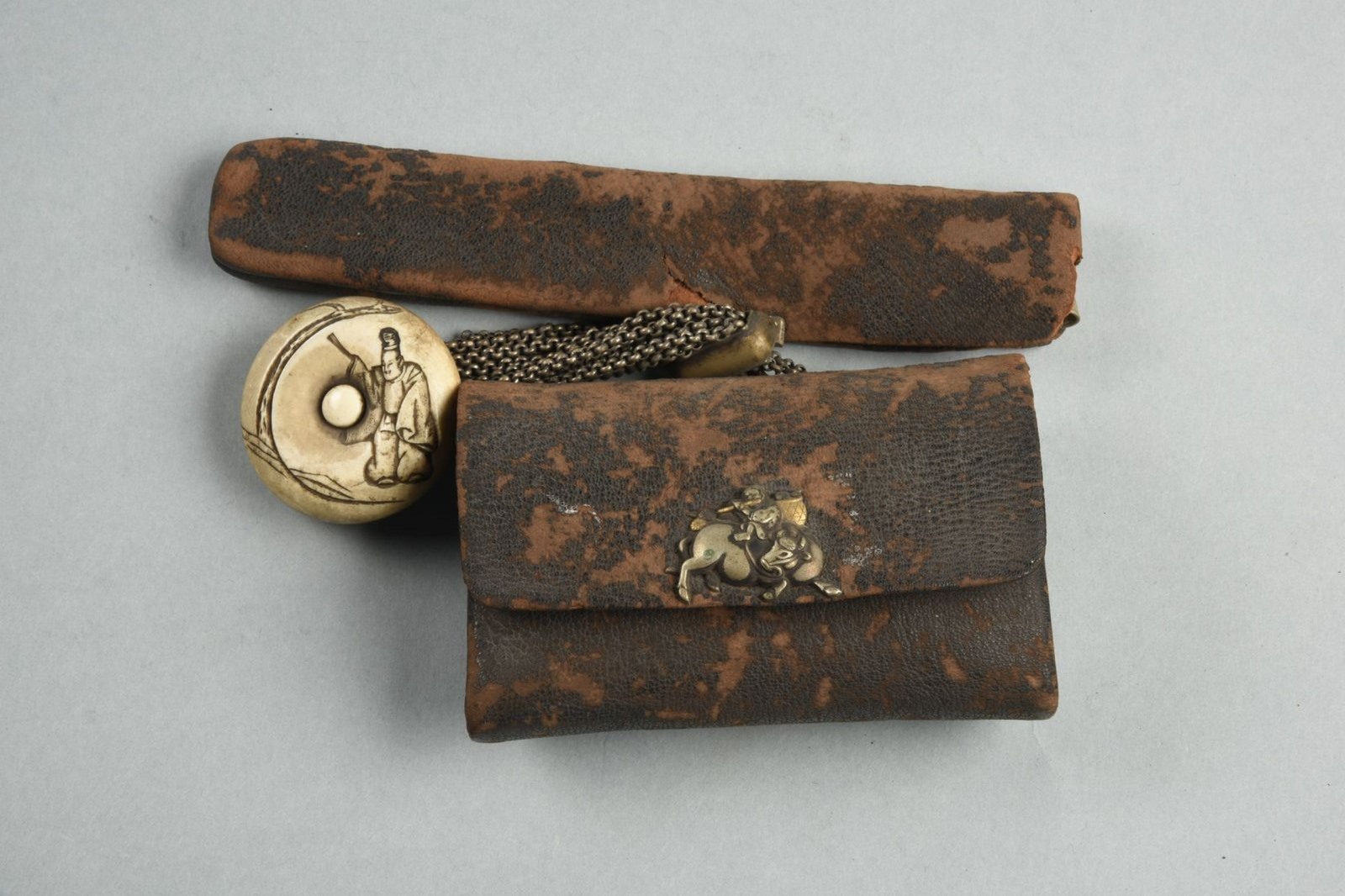Nécessaire à fumer (titre attribué) ; kiseru ; tabatière ; tabako ire ; kizeruzutsu ; manju ; Pipe avec son étui et le sac à tabac (titre inscrit à l'inventaire Gérard)