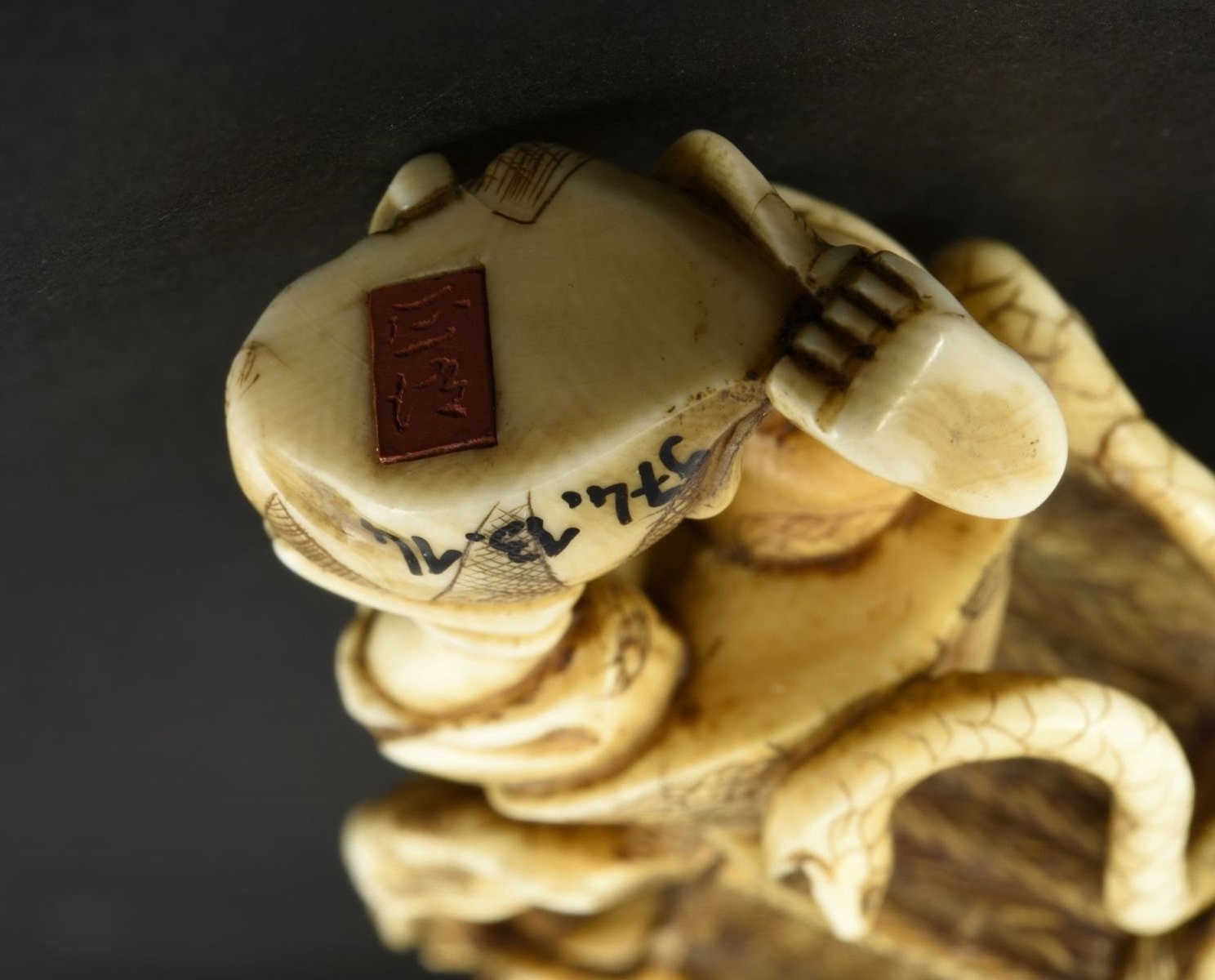 Arababa attaquée par les démons (titre attribué) ; Porteur de paniers (ancien titre attribué)