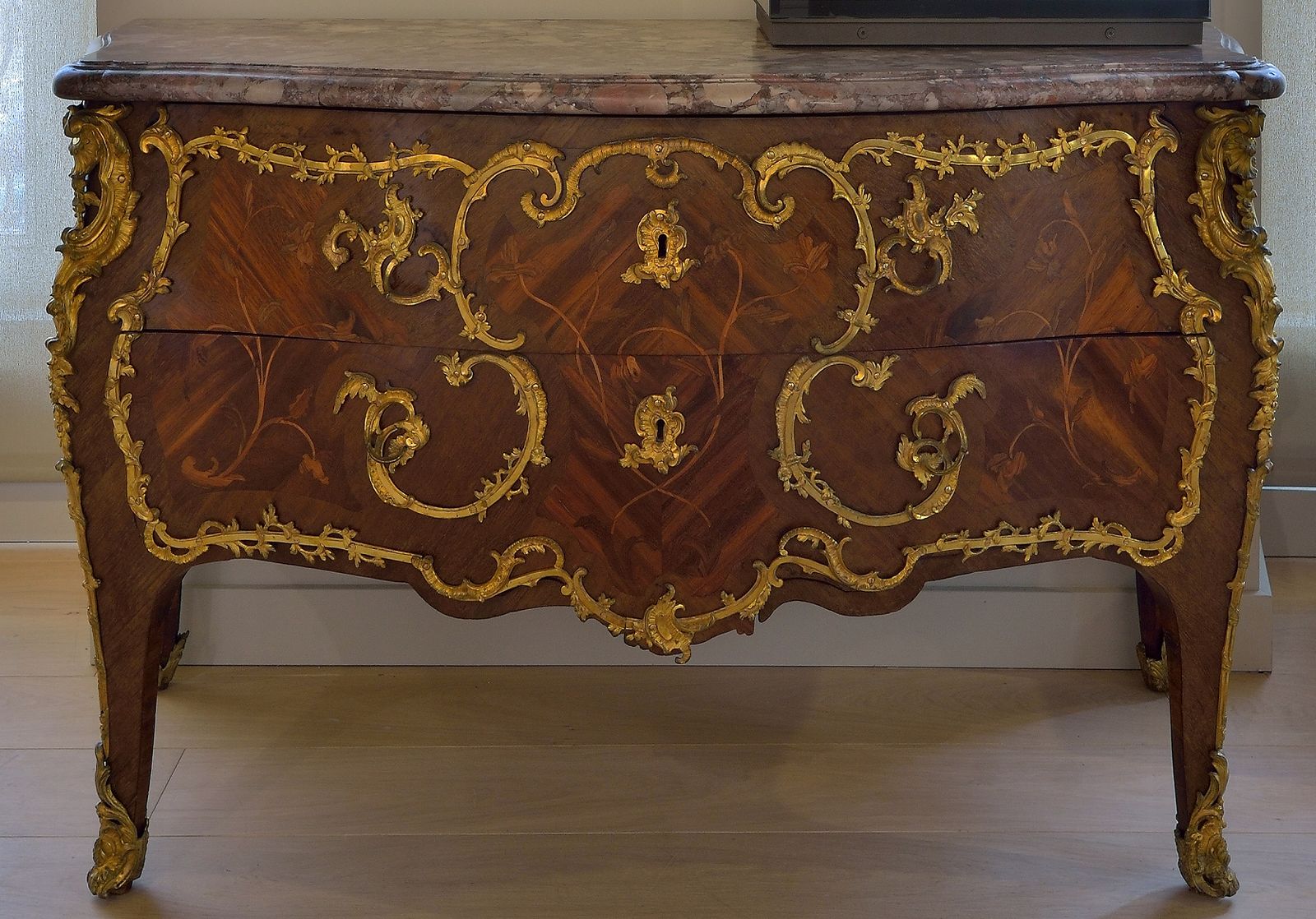 Commode à décor de rinceaux et de fleurs