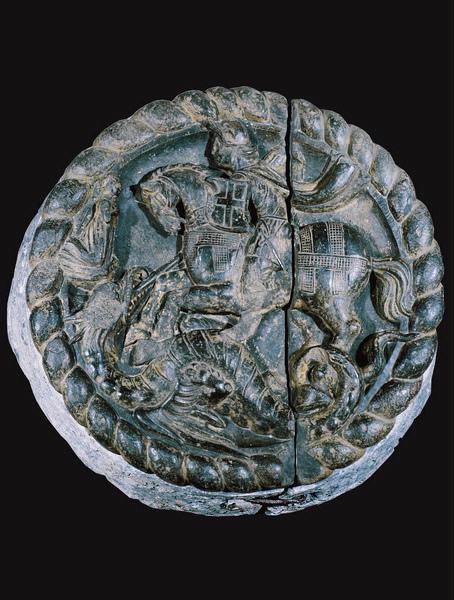 Clef de voûte orné d'un St Georges terrassant le démon