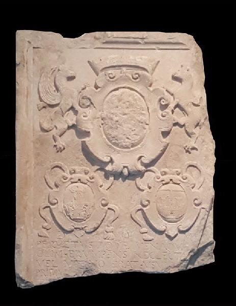 Plaque commémorant l'édification d'une fontaine