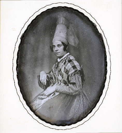 Femme assise portant la coiffe