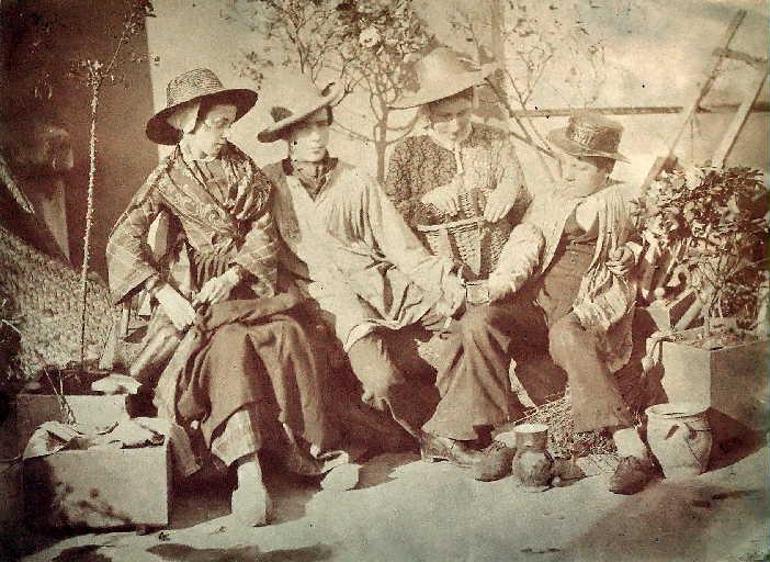 Jeunes gens en costume provençal