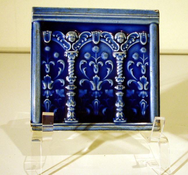 Carreau à décor de piliers aux Chérubins