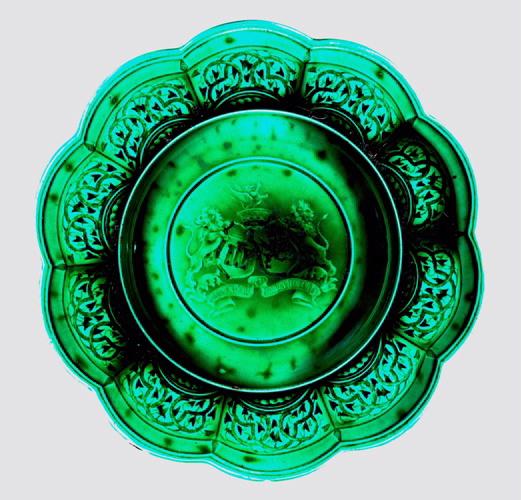 assiette à décor d'armoiries