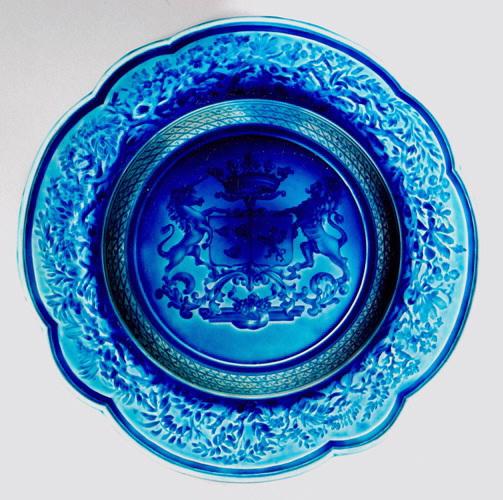 assiette à décor d'armoiries