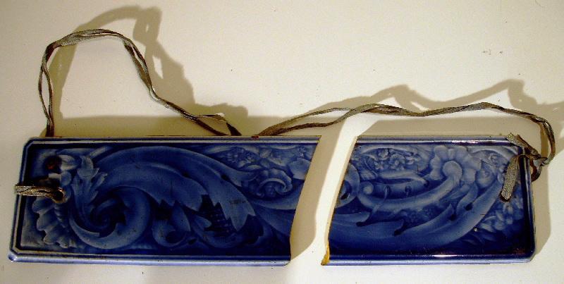 Plaque de propreté à décor de rinceaux