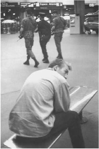 Vigipirate Montparnasse. 1996 ; série Train quotidien