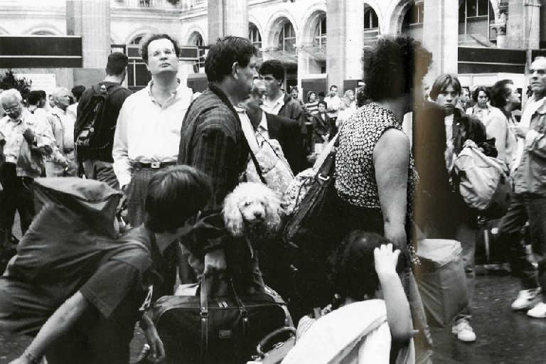 Chassé-croisé d'août. Gare de l'Est. 1993 ; série Train quotidien