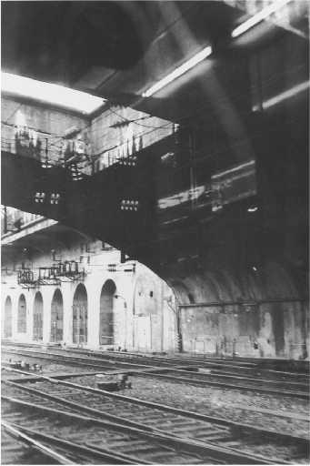 Les voûtes. Gare de l'Est. 1996 ; série Train quotidien