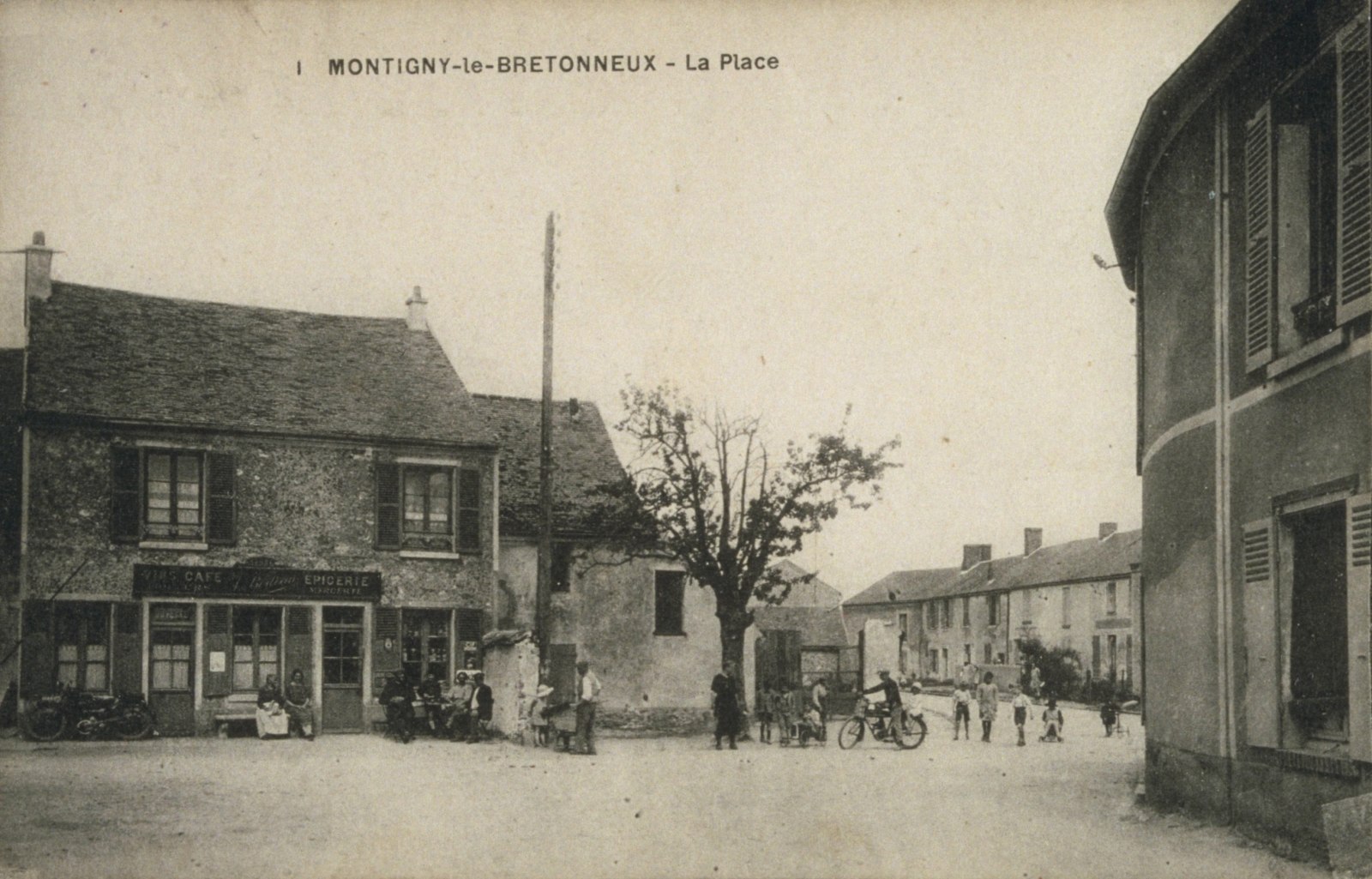 1 MONTIGNY-le-BRETONNEUX - La Place
