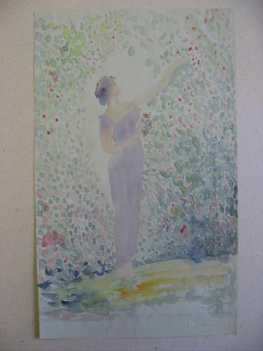 Jeune femme debout, en tunique mauve, parmi des buissons fleuris