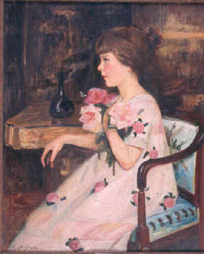 Fillette assise près d'un piano