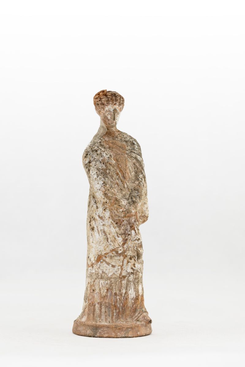 Tanagra représentant une femme les mains croisées