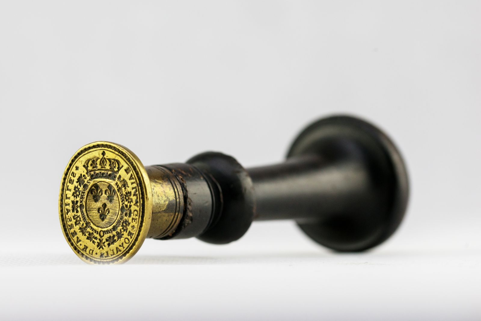 Cachet du Bailliage royal de Versailles, aux armes de France