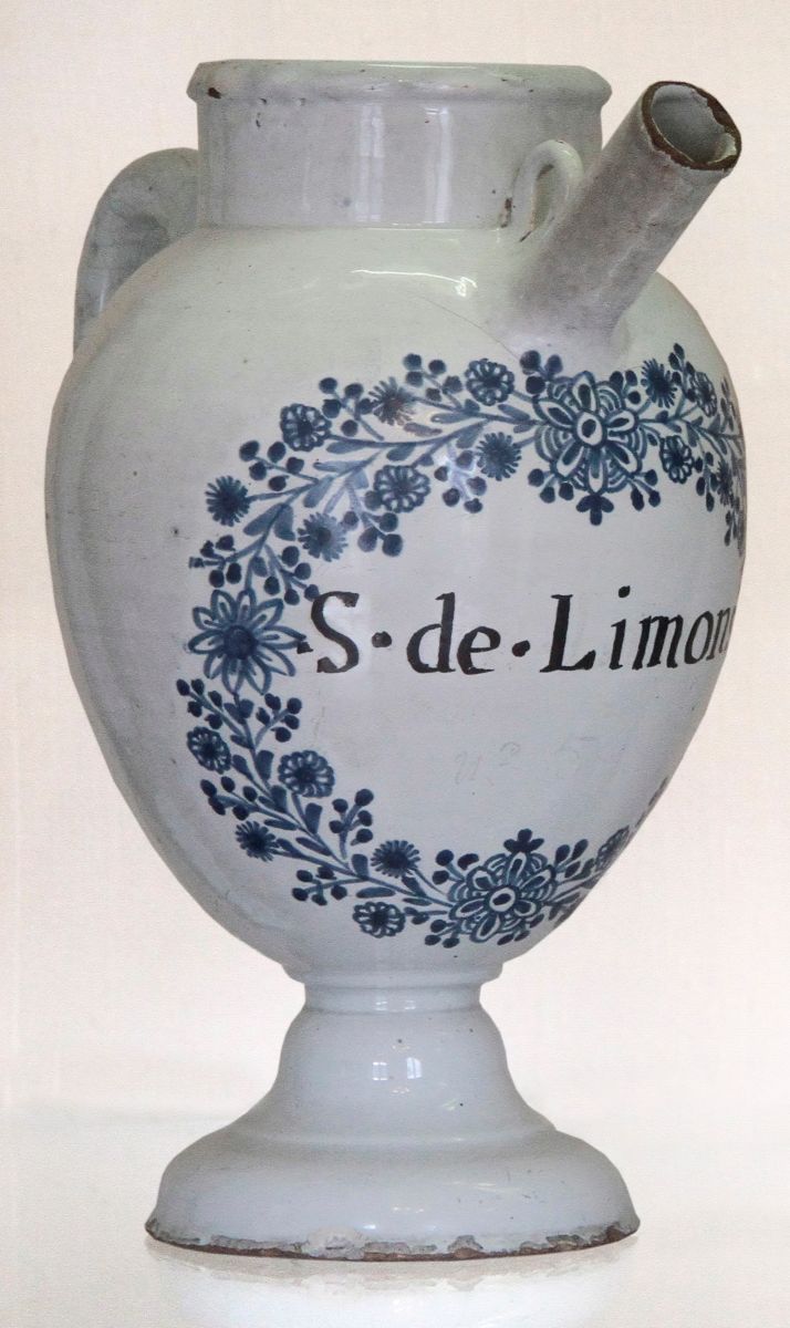 Chevrette avec inscription S. de Limons