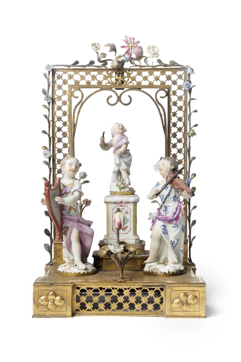 Statuette représentant trois petits musiciens formant un orchestre