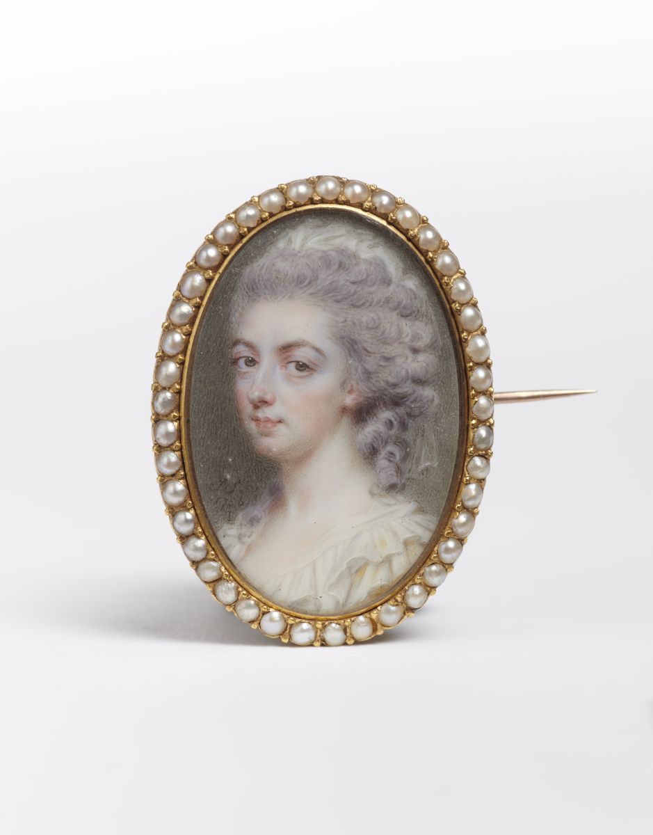 Broche avec portrait représentant une jeune femme