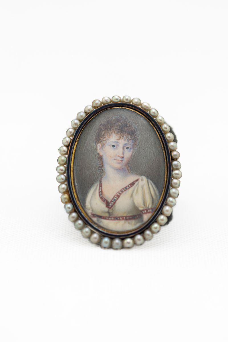 Médaillon ou broche avec portrait de femme