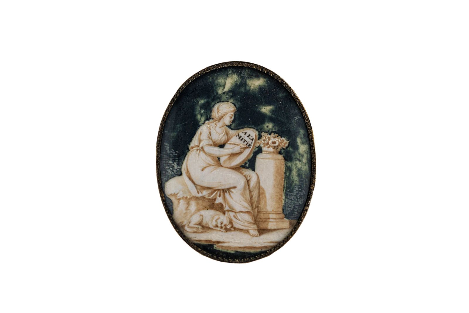 Femme assise vêtue d'un costume à l'antique