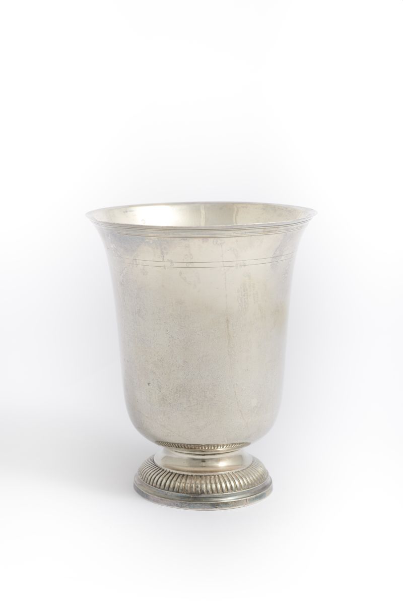 Timbale tulipe posant sur un pied godronné