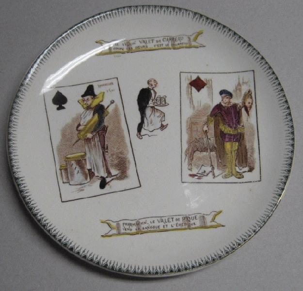 ASSIETTE EN FAIENCE AVEC DECOR DE CARTES A JOUER (titre factice)