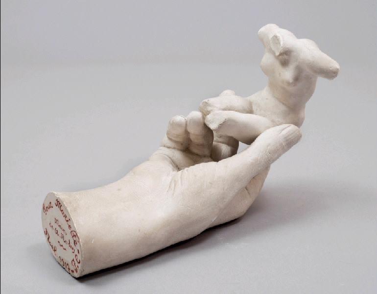 MOULAGE DE LA MAIN DE RODIN TENANT UN TORSE FEMININ