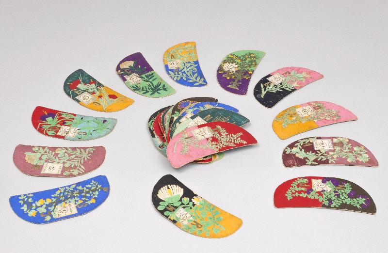 JEU DE CARTES DIVINATOIRES ORNEES DE FLEURS DECOUPEES (titre d'usage)