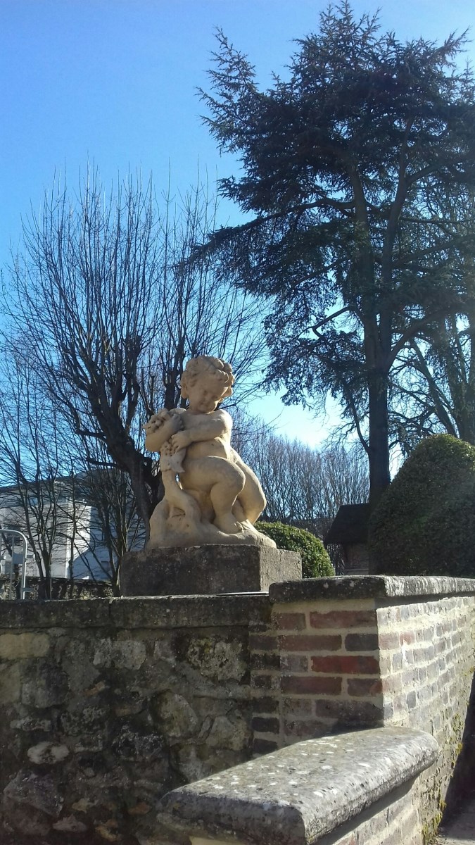 Putto aux grappes de raisins