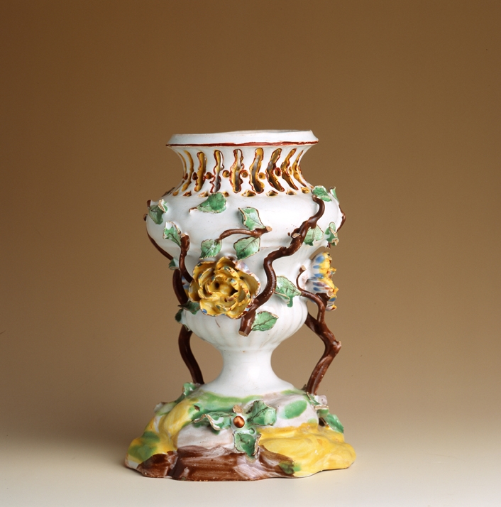 Vase pot-pourri sur un tertre