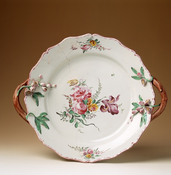 Plat rond à bord contourné